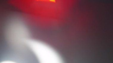 Bir sürü kırmızı ışık sızıntısı ve gökkuşağı prizma kırılması. Yavaş çekim.