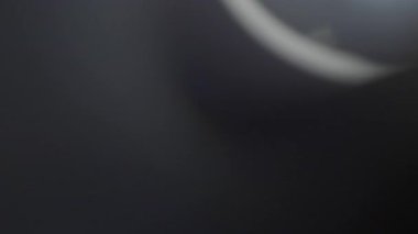 Cam prizma yansımasından oluşan soyut kırmızı ve mavi ışık sızıntıları. Yavaş çekim. 