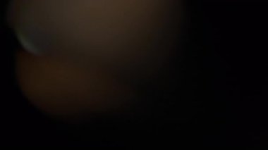 Bir sürü ışık sızıntısı ve renkli cam prizma ağır çekimde kırılıyor. 