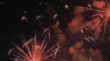 Geceleri patlayan havai fişeklerin soyutlanması. Uzun pozlama. 