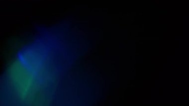 Mavi ışık sızıntısı ve gök kuşağı prizması yavaş çekimde üst üste biner.