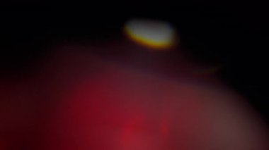 Kırmızı ışık sızıntısı ve gökkuşağı prizması ağır çekimde üst üste biner..