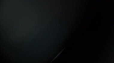 Yavaş çekimde cam prizmanın yansımasından oluşan soyut gökkuşağı ışık sızıntıları paketi