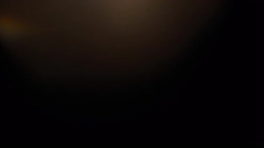 Soyut ışık sızıntıları ve değişken renklerde cam prizma yansımaları. Yavaş çekim. 