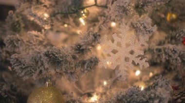 Evde süslenmiş ve ışıklandırılmış bir Noel ağacı resmi. Yavaş çekim. 