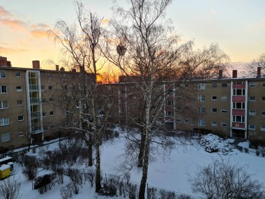 Berlin, Almanya - 10 Şubat 2021: Yollar yağmurlu. Kaygan yol ve karla kaplı arabalar. Almanya 'da kış karı kaplandı. Berlin 'de şiddetli kar yağışı var. Kış 2021