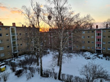 Berlin, Almanya - 10 Şubat 2021: Yollar yağmurlu. Kaygan yol ve karla kaplı arabalar. Almanya 'da kış karı kaplandı. Berlin 'de şiddetli kar yağışı var. Kış 2021