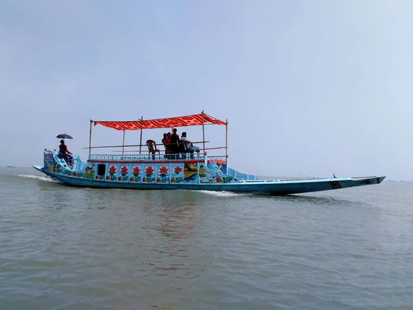 Dhaka, Bangladeş - 03 Eylül 2020: Nikli haor 'un teknesiyle manzarası. Bangladeş 'te ulusal öneme sahip eşsiz bir sulak arazi ekosistemidir.