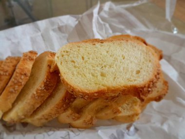 İtalyan ekmeği buğday dilimler ve susam tohumlarıyla kaplanır. Sicilya geleneksel ekmek parçaları. 