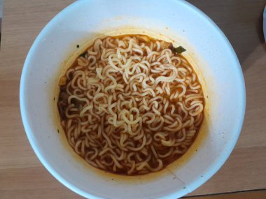 Kore erişteleri çabuk hazır, ve lezzetli atıştırmalıklar. Baharat karışımlı kurutulmuş erişte gibi Japon ramen malzemeleri. Tavuk aromalı hazır erişte.. 