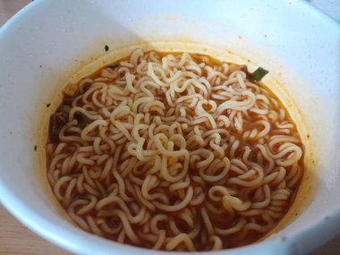 Kore erişteleri çabuk hazır, ve lezzetli atıştırmalıklar. Baharat karışımlı kurutulmuş erişte gibi Japon ramen malzemeleri. Tavuk aromalı hazır erişte.. 