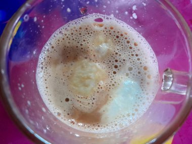 Rahatlamak için sütlü çay, lezzetli sıcak içecek. Geleneksel Bangladeş çayı. 