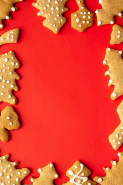Świąteczny Układ Noworocznych Ciasteczek Galaretkowych Czerwonym Tle Wesołych Świąt Szczęśliwego — Zdjęcie stockowe