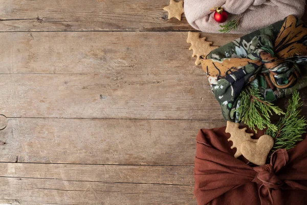 包装好的圣诞礼物放在一张褐色的木制桌子上 零废物概念 — 图库照片