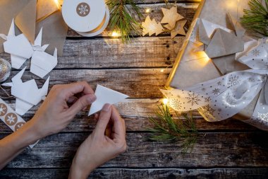 Noel süslü hediye kutusunda origami kâğıdı boğası var. Sembol 2021. Adım adım talimat. Düz yatış, üst yaşam