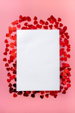Pembe arka planda, kalp çerçeveli beyaz kağıt konfeti. Mutlu Sevgililer Günleri, konsept fotokopi Spac