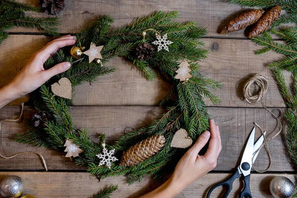 Noel için eko çelenk yapıyorum. Köknar dalları, koniler, makas, jüt ip, ahşap süslemeler. Yılbaşı çelengi atölyesi detayları