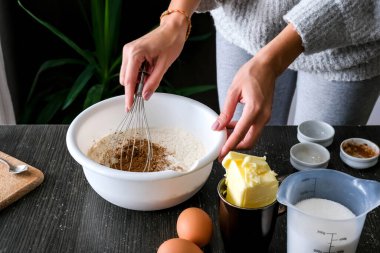 Pasta için hamur yapan kadın elleri. Evde kek yapmak, el yapımı, ev yapımı. Tarif, adım adım