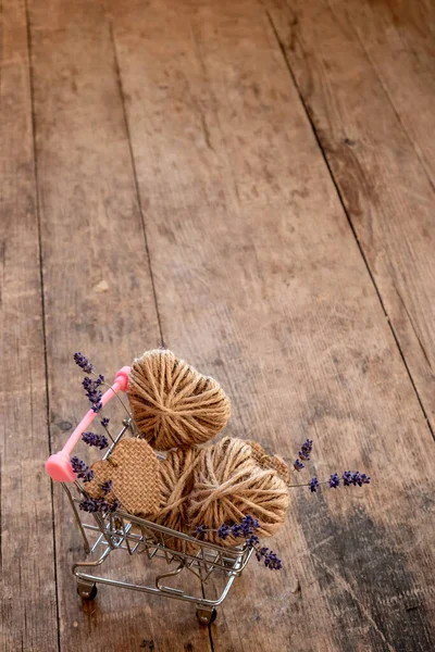 小购物车里塞满了你自己做的 黄麻和薰衣草花在木制的背景上 情人节零浪费小贴士 — 图库照片