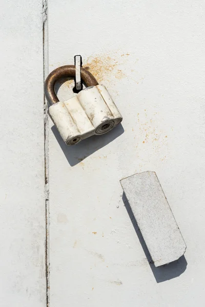 Cadeado selado na porta de metal cinza — Fotografia de Stock