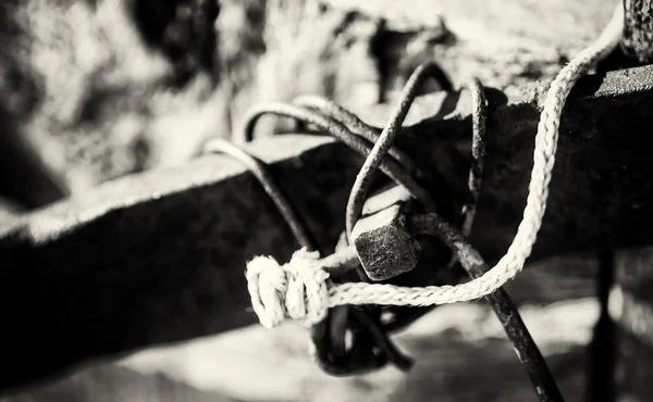 Старый гвоздь и веревка узел — стоковое фото