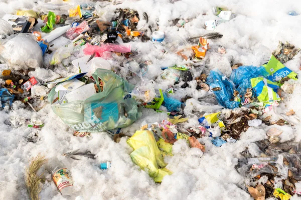 Montones de refugio y basura en un montón — Foto de Stock