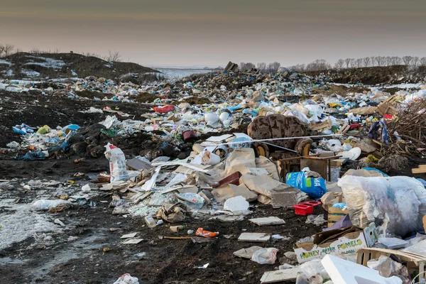 Montones de basura desechada en un vertedero — Foto de Stock