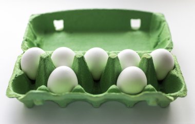 Yeşil Karton da Pişmemiş Yumurta