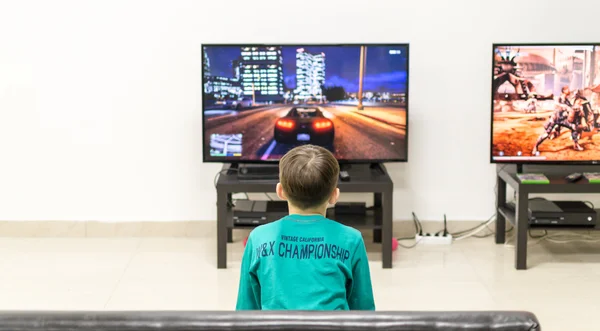 Niño soltero jugando videojuegos en la televisión — Foto de Stock