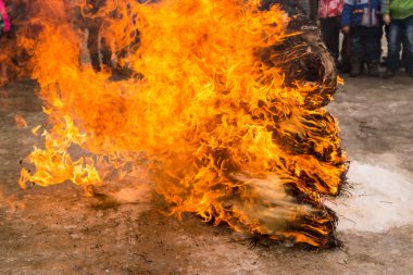 Ruslar Lady Maslenitsa yanan bir heykeli izlemek