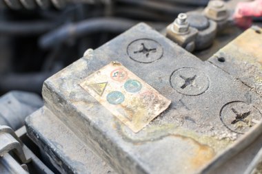 Grim Kapalı Araba Aküsünün Kapatılması