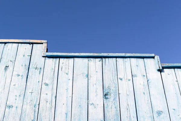 Clôture murale en bois bleu fané — Photo