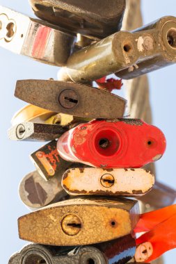 Birçok renkli metal asma kilitler soyut kapalı