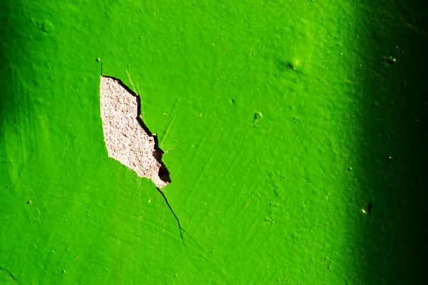 Escamas de pintura verde y pared de ladrillo vacío — Foto de Stock