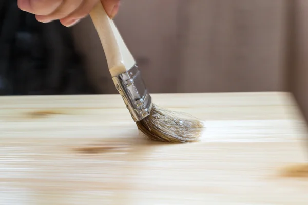 Mujer Paiting Barniz en un taburete de madera — Foto de Stock