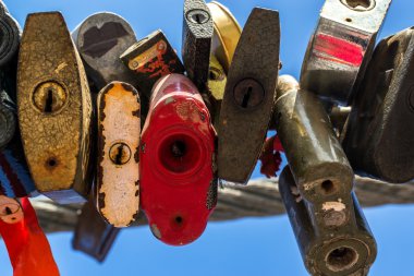 Birçok renkli metal asma kilitler soyut kapalı