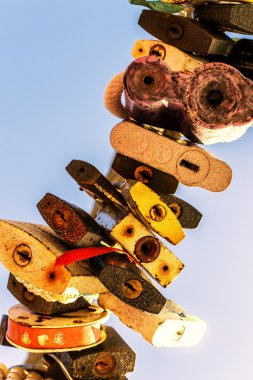 Birçok renkli metal asma kilitler soyut kapalı