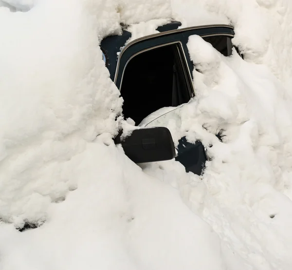 Opuszczony śnieg zadaszony samochód zatrzymany zimą Blizzard — Zdjęcie stockowe