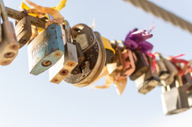 Birçok renkli metal asma kilitler soyut kapalı