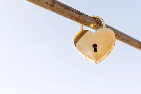 Gouden hart gevormde hangslot — Stockfoto