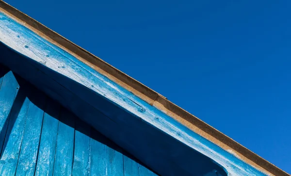 蓝木屋顶和晴朗的天空 — 图库照片