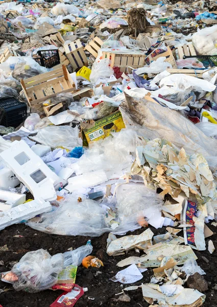Montones de basura desechada en un vertedero — Foto de Stock