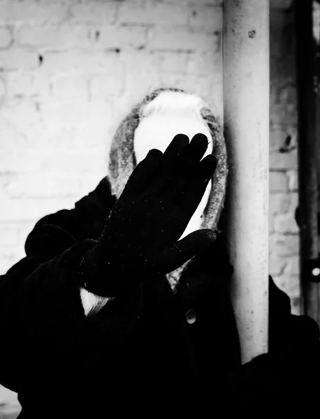 Γριά γυναίκα σΣτην μαύρη γούνα κρύβει από την κάμερα — Φωτογραφία Αρχείου