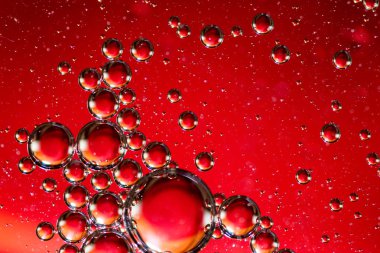 Yağ su kırmızı ve gümüş kabarcık soyut