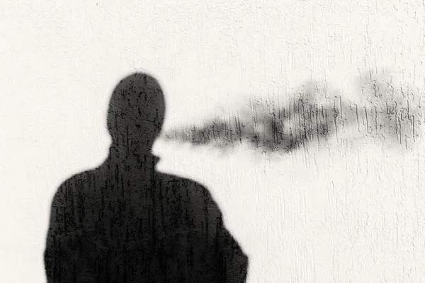 Σιλουέτα σκιά ενός άντρα Εκπελίζοντας καπνό — Φωτογραφία Αρχείου