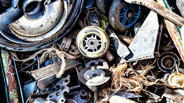 Pilhas de sortimentos de metais indesejados e lixo para venda — Fotografia de Stock