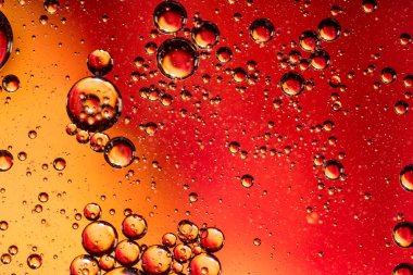 Su soyut kırmızı ve turuncu renkli yağlıboya