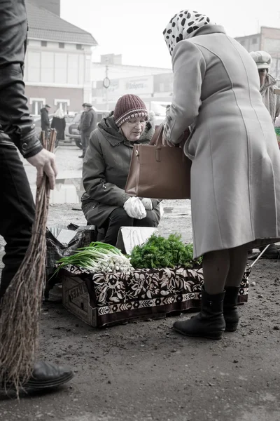 俄罗斯妇女出售草药和洋葱 — 图库照片