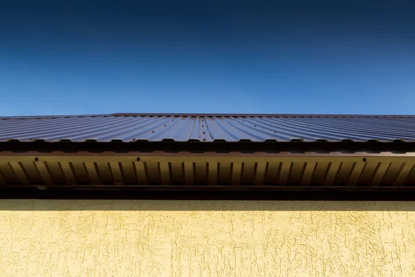 Edifício telhado e céu azul — Fotografia de Stock