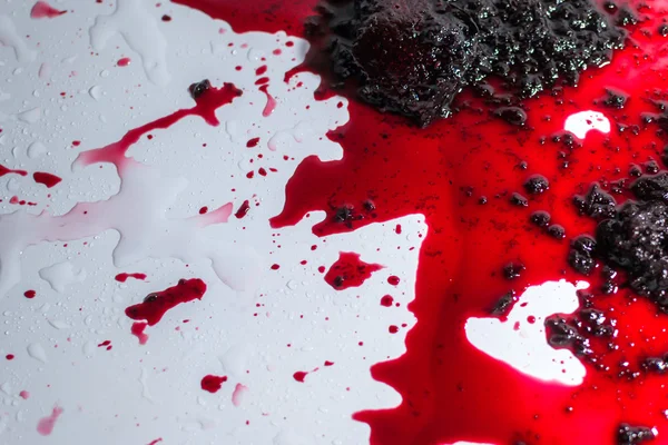 Vibrante schizzo di sangue su porcellana da bagno bianca — Foto Stock